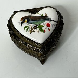 Sankyo Japan Footed Heart Gilded Pattern Painted Music Box Plays‎ "Love Story"
